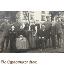 Foto (Mil. Postcard) 1915 Soldiers and NCO's with family