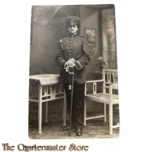 AnsichtsKarte (Mil. Postcard) Studioportret Soldat mit sabel