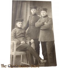 AnsichtsKarte (Mil. Postcard ) studio portret soldiers, one seated