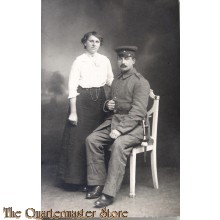 AnsichtsKarte (Mil. Postcard ) Ehepaar soldat sitzt mit seitengewehr