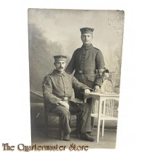 (Studio Photo) Postkarte 1914 2 Soldaten stehend und sitzend