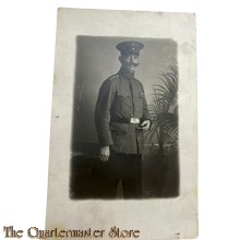 Feld postkarte 1914-18 Studio Photo Soldat mit Schirmmutze und zigarre