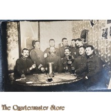Photo WW1 German soldiers standing/sitting at table drinking