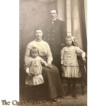 Studio portret Marineman met familie 1918