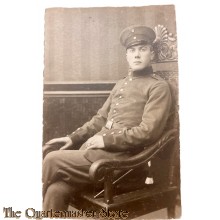 Feld postkarte 1914-18 Studio Photo Soldat sitzend mit Seitengewehr und troddel