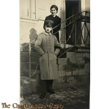 (Feld) Postkarte WK 1 NCO with wife on stairs 
