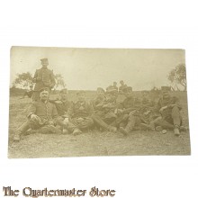 (Photo) Postkarte 1914 9 Soldaten sitzend und trinkend