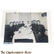 Foto groep militairen aan tafel 1910