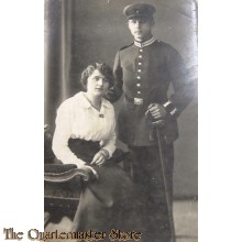AnsichtsKarte (Mil. Postcard) Studioportret Soldat mit sabel und Frau