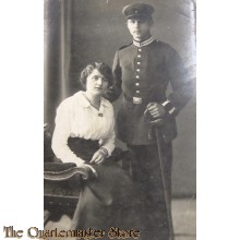 AnsichtsKarte (Mil. Postcard) Studioportret Soldat mit sabel und Frau