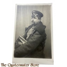 Feld postkarte 1914-18 Studio Photo Soldat sitzend mit Matel und Schirmmutze