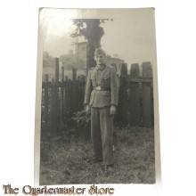 Photo (Mil. Postcard) photo 1940 Wehrmacht soldier im Garten