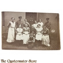 (Studio Photo) Postkarte 1914 Sanitater Soldaten mit Rot Kreuz Schwestern 