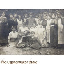 Foto (Mil. Postcard) WW1 Soldier with females from village