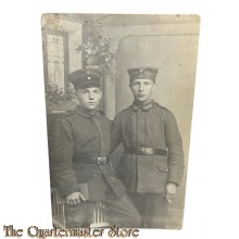 (Studio Photo) Postkarte 1914 2 Soldaten stehend