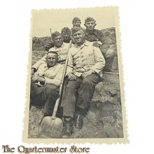 Photo WK2 Wehrmacht soldiers with shovels 