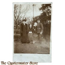 Photo 1915 Deutscher Soldat mit Familie 