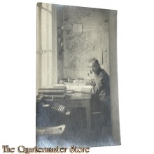 Photo 1918 Deutscher Soldat am SchreibTisch