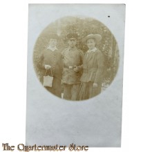 Photo 1915 Deutscher Soldat mit Familie 