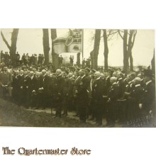 Photo 1918-19 Zivilsten und Soldaten mit Flagge 