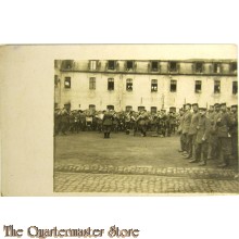 Postkarte Fanfare und Soldaten aufgestellt Kaserneplatz