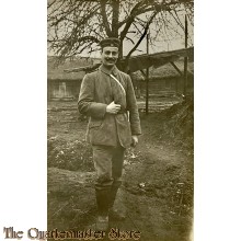 Postkarte/Studio photo 1917 Deutscher Soldat mit Mutze und Gasmaske?