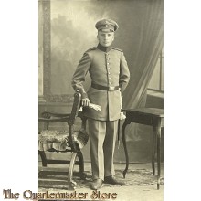 Postkarte / Studio photo 1914  Deutscher Soldat mit Schirmmutze und seitengewehr