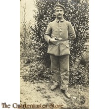 Postkarte / Studio photo 1917  Deutscher Soldat mit Kratschen und Seitengewehr