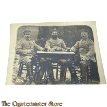 Photo 1917 Deutsche Soldaten am Tisch mit Getranke