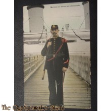Prent briefkaart  1905 Marinier der 2e klasse op schildwacht