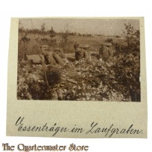 Photo 1914 Deutsche Soldaten Essentrager im L:aufgraben