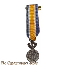 Miniatuur Eremedaille civiel 13 mm , W verbonden aan de Orde van Oranje-Nassau, in brons