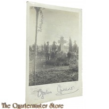 (Feld) Postkarte 1914 3 Deutsche Soldaten bei Grab Hier ruhen in Gott 21 tapfere Landwehrleute