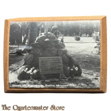 Foto op hout ,  Rhenen militaire begraafplaats Grebbe Monument 10 R.I. 
