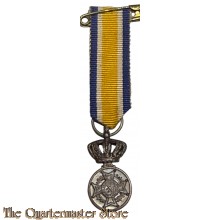 Miniatuur Eremedaille civiel 11 mm , W verbonden aan de Orde van Oranje-Nassau, in brons
