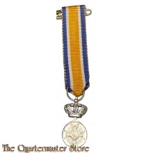 Miniatuur Eremedaille civiel 11 mm  , W verbonden aan de Orde van Oranje-Nassau, in zilver