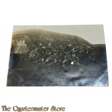 (Feld) Postkarte/Studiophoto 1914 14 Soldaten liegend im Gras 