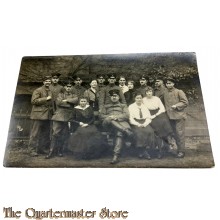 (Feld) Postkarte 1918 Gruppe Deutsche Soldaten mit Frauen 