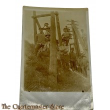 Postkarte/ Photo 1916 Group of soldiers repairing telephone/telegraph wiring