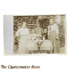 Postkarte / Studio photo 1914 Deutscher Soldat mit Frauen  