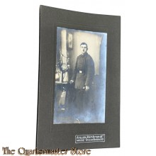 Studio photo 1914  Deutscher Soldat mit Schirmmutze und Handschuhe