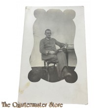 Postkarte Studio photo 1914-1918 Soldat lesend am Tisch