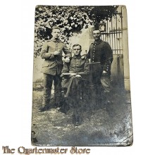 Postkarte/ Photo 1914 3 German soldiers in a garden , 1 sitting 