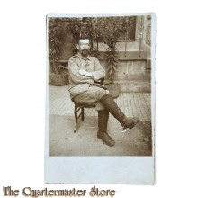 (Feld) Postkarte/Studiophoto 1914 Deutscher Soldat sitzend