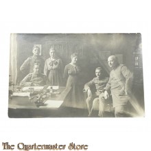 Postkarte/Photo 1914 Soldaten mit Frauen in einem Zimmer