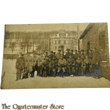 Postkarte/ Photo 1915 Large group of German soldiers with dogs in the snow