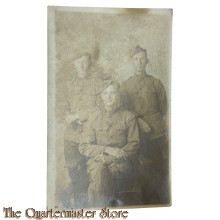 Postcard / Studio photo US WW1 3 US Soldiers with oversea's cap