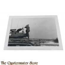Photo WW2 US army tank commander checking with binoculars 