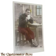 France - WW1 Postcard Soldier closing enveloppe 