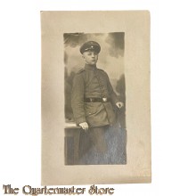 Postkarte/Studiophoto 1914 Deutscher Soldat  mit Schirmmutze